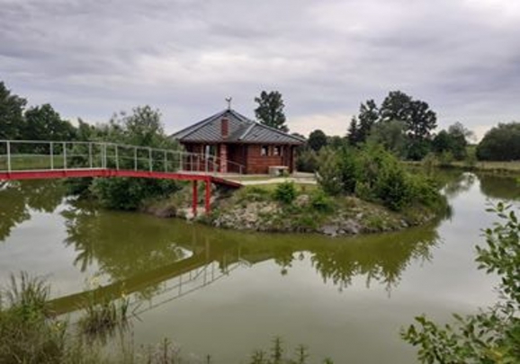 376. Chaty chalupy Srub na ostrůvku na rybníce - Mladá Vožice